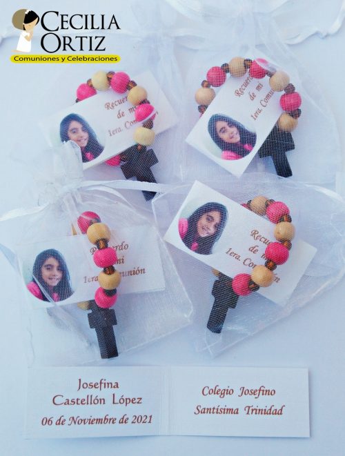Denarios madera, Cruz café, cuentas crema/fucsia (Valor por docena)