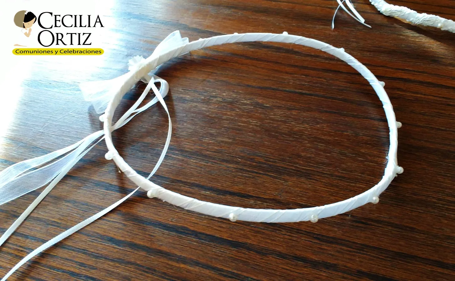 Corona de cinta y perlas, color blanca