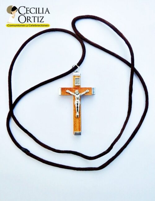 Crucifijo de madera con cordón - Recuerdos Panem